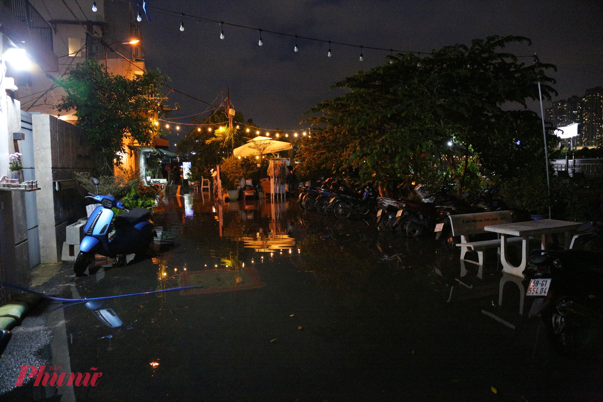 Một qu&aacute;n cafe tại hẻm tr&ecirc;n đường Nguyễn Văn Hưởng cũng bị ngập. 