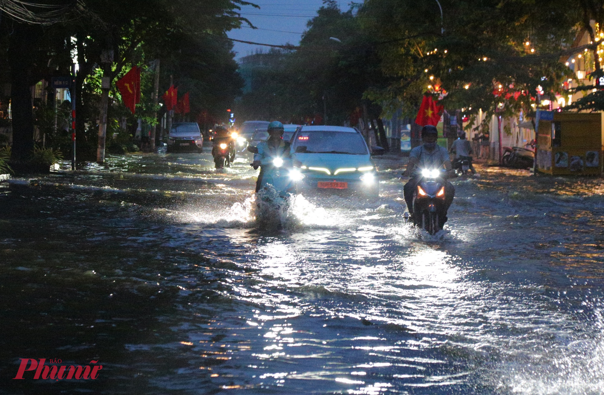 Đến khoảng 18h, c&aacute;c tuyến đường tại khu Thảo Điền vẫn c&ograve;n ngập s&acirc;u.