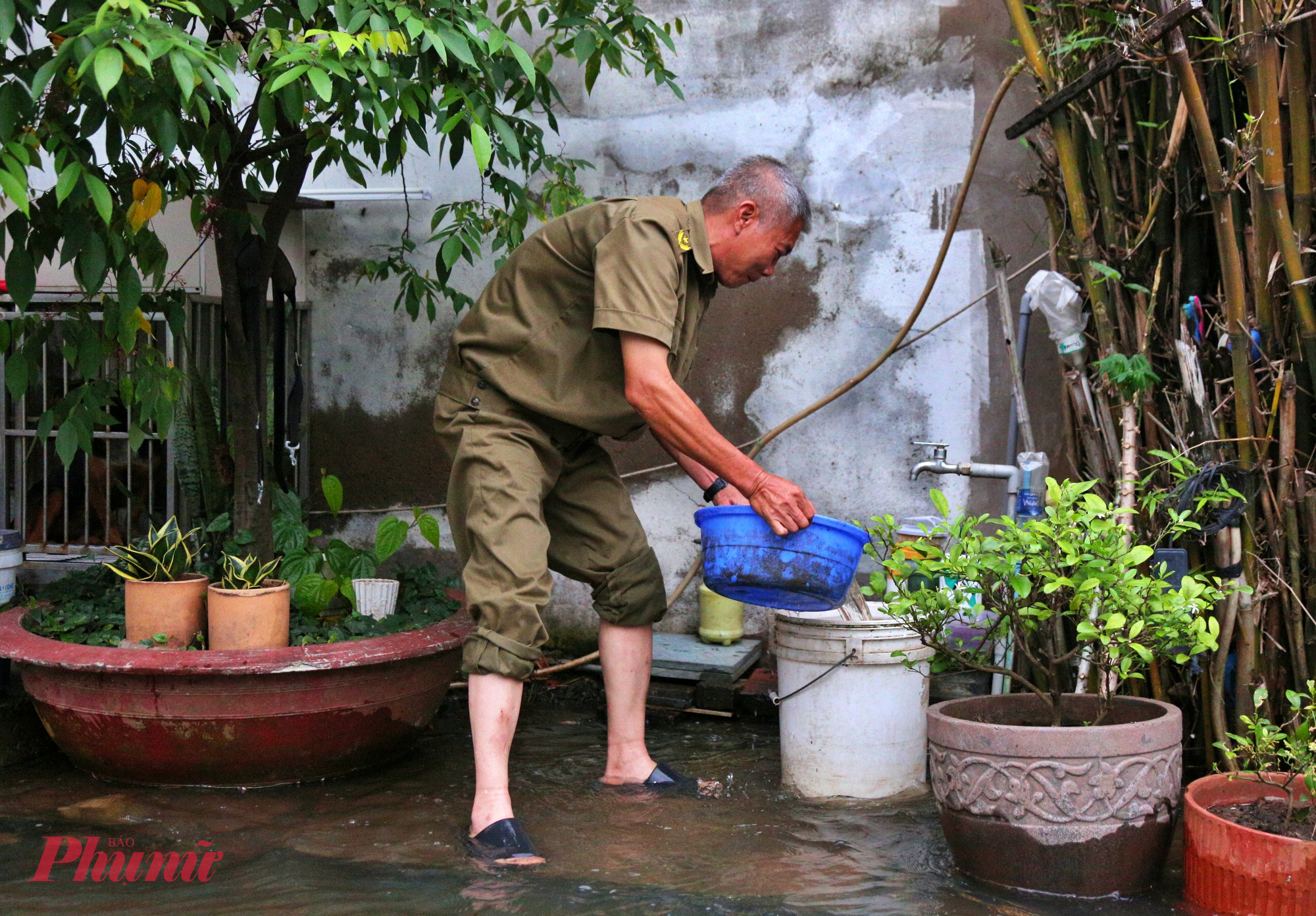 &Ocirc;ng Đỗ Văn Điện &ndash; bảo vệ khu biệt thự Eden cho biết khu vực n&agrave;y ngập khoảng nửa m&eacute;t. &ldquo;Từ h&ocirc;m qua đến nay, khu biệt thự n&agrave;y bị ngập nặng, mất khoảng 3 tiếng mới nước mới r&uacute;t. Nước chảy kh&aacute; mạnh khiến thanh gờ giảm tốc trước cổng khu biệt thự cũng bị cuốn tr&ocirc;i&rdquo; &ndash; &ocirc;ng Điện chia sẻ. 