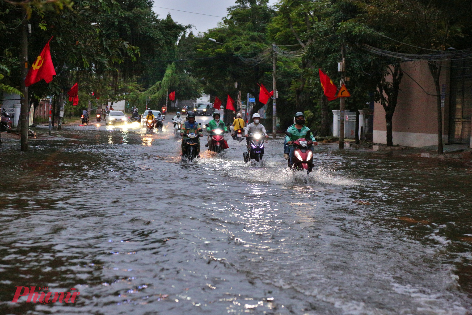 Tại khu &ldquo;nh&agrave; gi&agrave;u&rdquo; Thảo Điền (phường An Kh&aacute;nh, TPHCM), h&agrave;ng loạt tuyến đường ngập s&acirc;u gần 1m, người d&acirc;n chật vật di chuyển giữa d&ograve;ng nước đen ng&ograve;m.