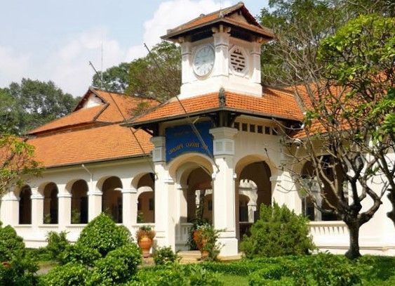 Trường chuy&ecirc;n L&ecirc; Hồng Phong l&agrave; một địa chỉ nổi bật nằm tr&ecirc;n phường Chợ Qu&aacute;n 