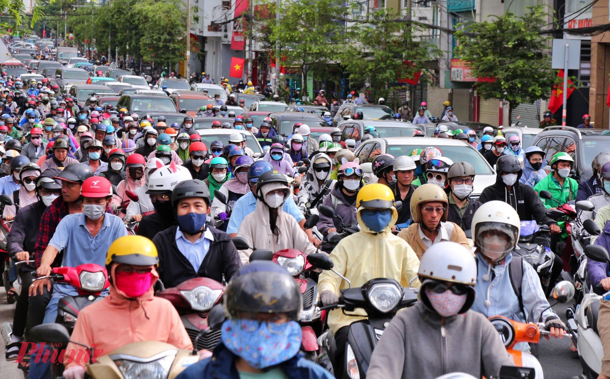 Người d&acirc;n mệt mỏi khi phải h&agrave;nh x&aacute;c tr&ecirc;n đường Đinh Bộ Lĩnh mỗi ng&agrave;y v&igrave; kẹt xe.