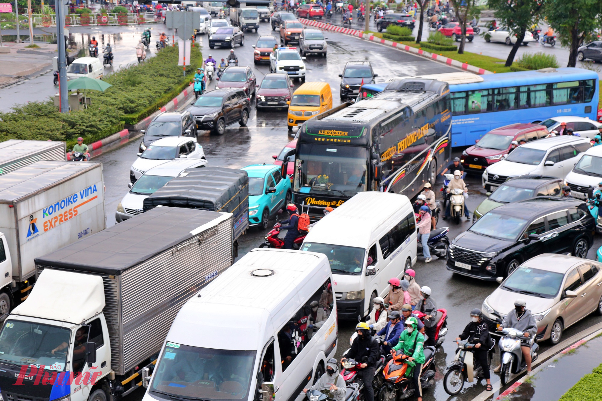 Giao th&ocirc;ng rối loạn v&igrave; kẹt xe k&eacute;o d&agrave;i từ Quốc lộ 13 đến v&ograve;ng xoay Phạm Văn Đồng - Ảnh: TQ