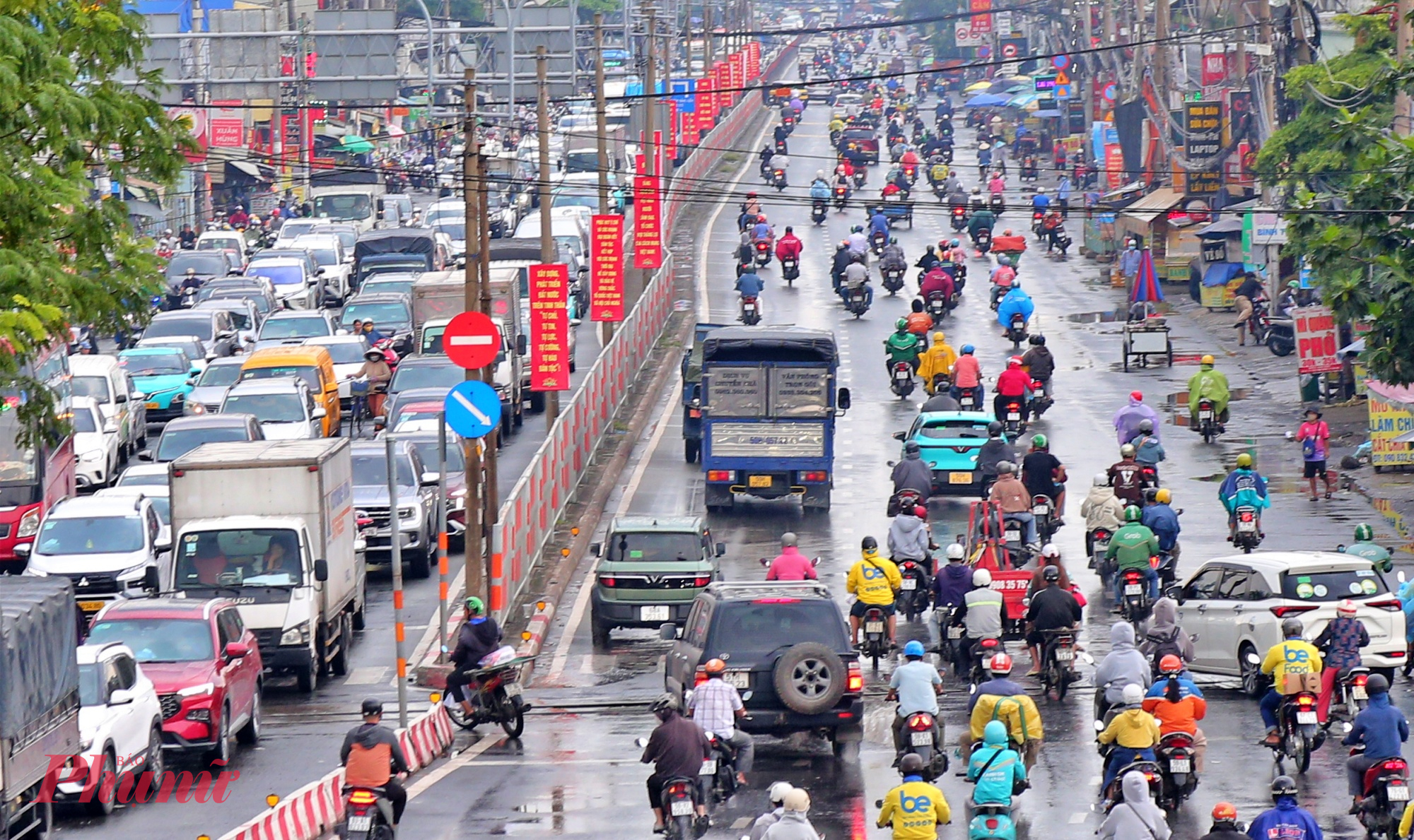 Kẹt xe tr&ecirc;n Quốc lộ 13 đoạn qua phường Hiệp B&igrave;nh - Ảnh: TQ