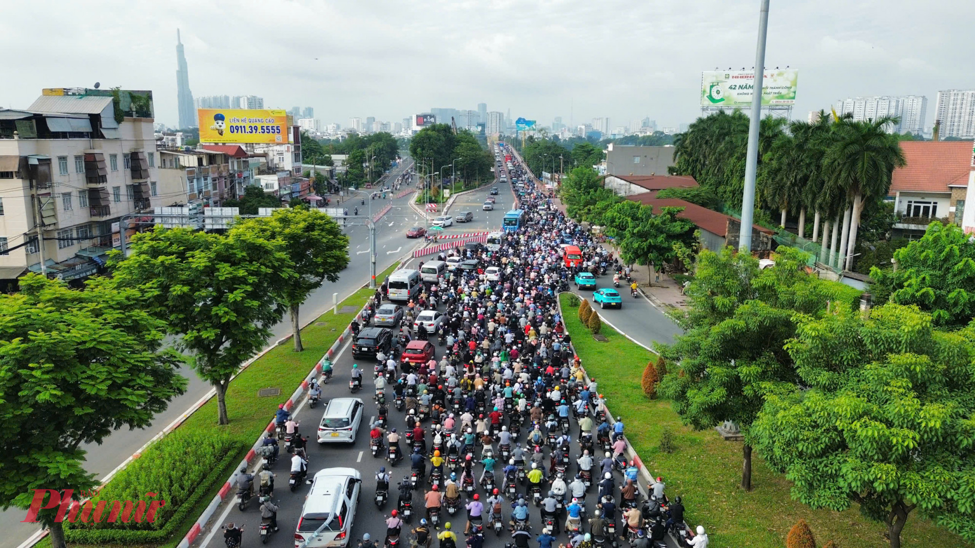 Kẹt xe k&eacute;o d&agrave;i qua cầu B&igrave;nh Triệu 2 đến đường Đinh Bộ Lĩnh - Ảnh: TQ