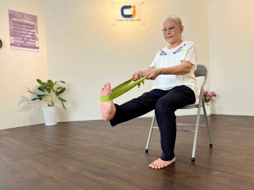 C&ocirc; Mai đ&atilde; tr&ecirc;n 60 tuổi đang tập yoga trị liệu đều đặn - Ảnh: Ci Yoga Therapy