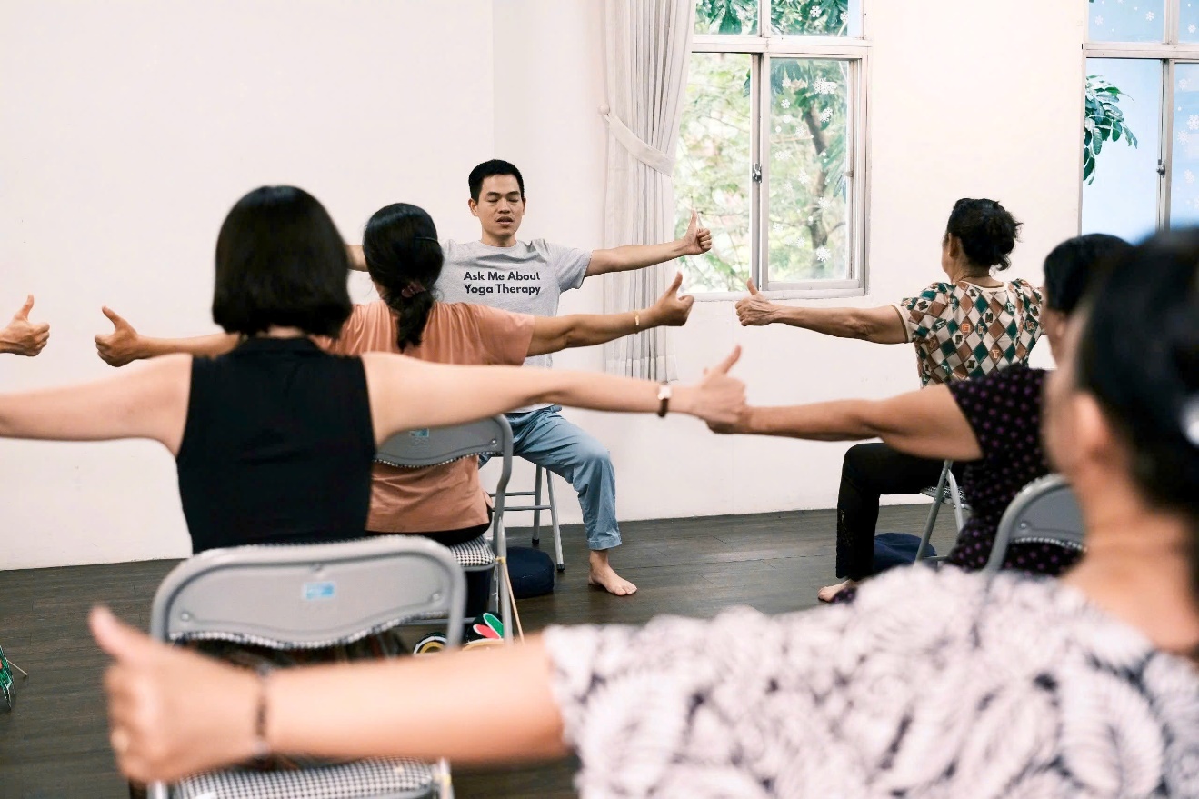 Nh&agrave; trị liệu yoga T&ugrave;ng Anh hướng dẫn lớp yoga cho người lớn tuổi tại Ci Yoga Therapy