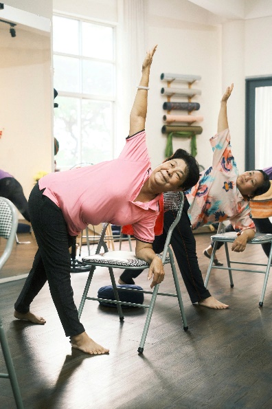 Lớp yoga cho người lớn tuổi tại Ci Yoga Therapy - Ảnh: Ci Yoga Therapy