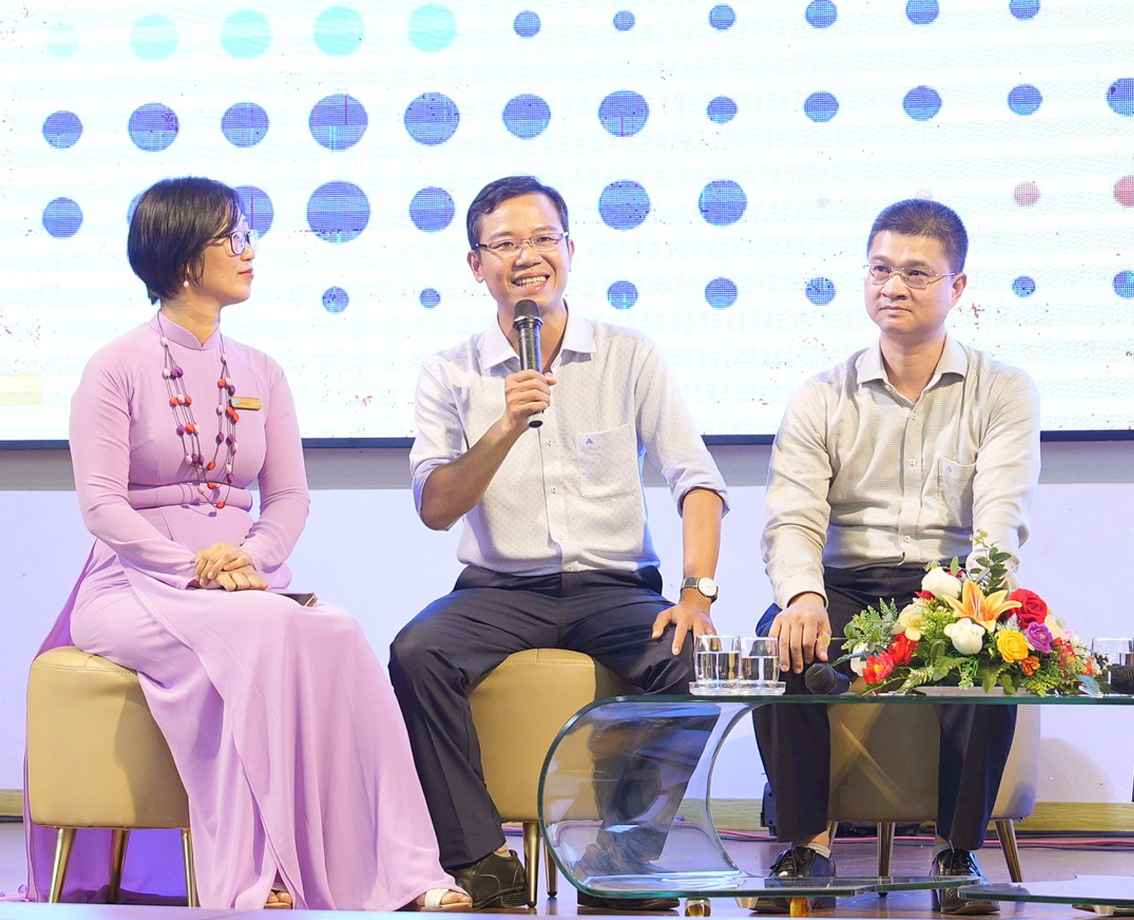 Thầy Trần Nguyễn Kh&aacute;i Hưng (giữa) tại một tọa đ&agrave;m về việc đưa AI v&agrave;o trường phổ th&ocirc;ng - Ảnh do nh&acirc;n vật cung cấp
