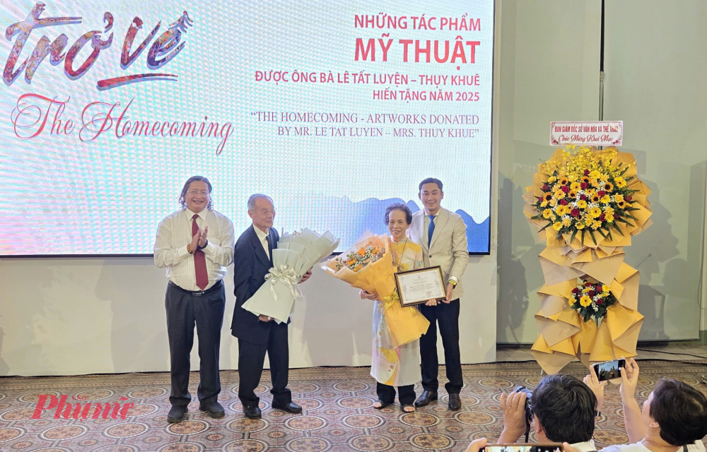 Ph&oacute; Gi&aacute;m đốc Sở Văn h&oacute;a v&agrave; Thể thao TPHCM Nguyễn Minh Nhựt (b&igrave;a tr&aacute;i) v&agrave; Ph&oacute; Gi&aacute;m đốc phụ tr&aacute;ch Bảo t&agrave;ng Mỹ thuật TPHCM Trần Minh C&ocirc;ng