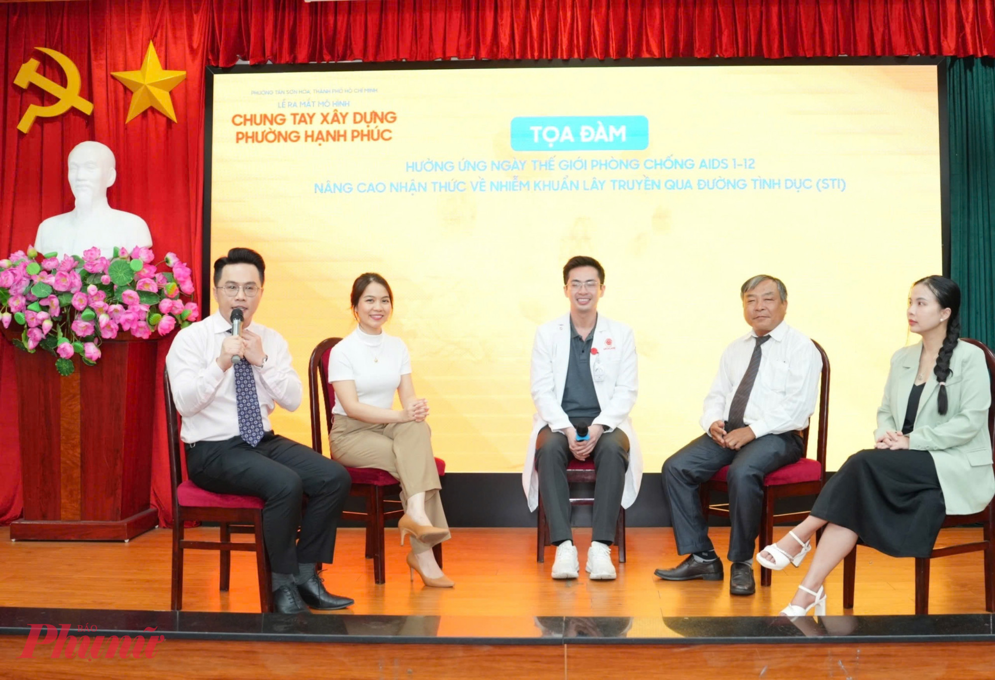 &ldquo;Toạ đ&agrave;m hưởng ứng Ng&agrave;y Thế giới ph&ograve;ng, chống AIDS với chủ đề &lsquo;Ngại hỏi nhưng muốn biết&rsquo;, thu h&uacute;t đ&ocirc;ng đảo người d&acirc;n tham dự tham dự