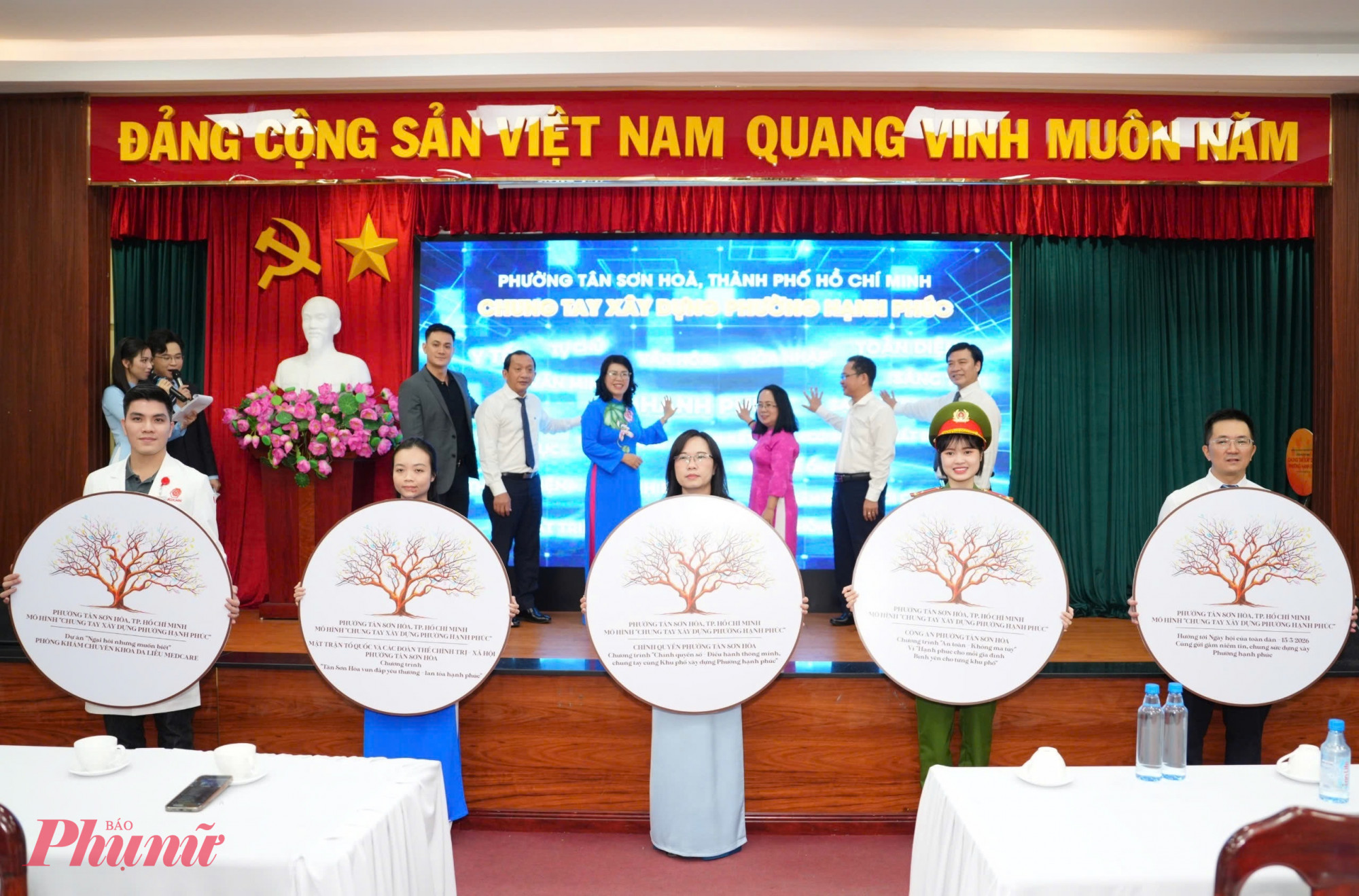 L&atilde;nh đạo c&aacute;c sở ban ng&agrave;nh th&agrave;nh phố v&agrave; phường T&acirc;n Sơn H&ograve;a thực hiện nghi thức ra mắt m&ocirc; h&igrave;nh &ldquo;Chung tay x&acirc;y dựng phường hạnh ph&uacute;c&rdquo; s&aacute;ng 1/12.