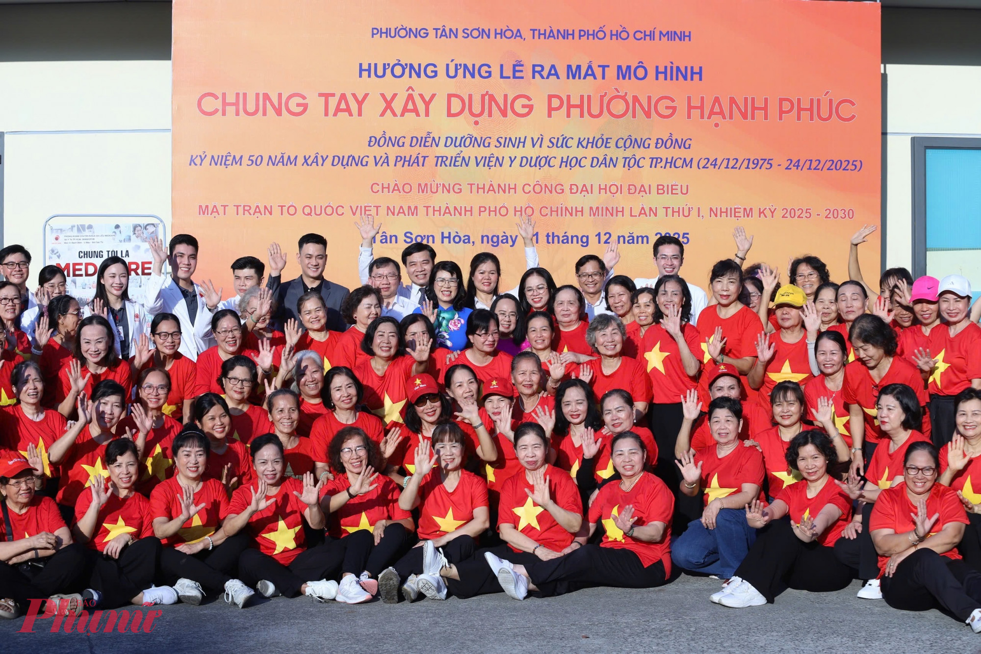 Phần đồng diễn dưỡng sinh do Viện Y dược học d&acirc;n tộc TPHCM thực hiện, thu h&uacute;t sự tham gia của đ&ocirc;ng đảo người d&acirc;n - Ảnh: Thanh T&acirc;m