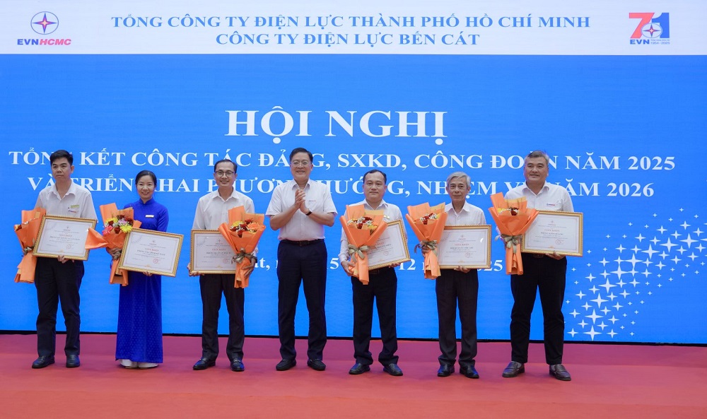 &Ocirc;ng L&ecirc; Tấn Định - th&agrave;nh vi&ecirc;n HĐTV EVNHCMC trao giấy khen Tổng c&ocirc;ng ty cho c&aacute;c tập thể ho&agrave;n th&agrave;nh xuất sắc nhiệm vụ năm 2025 - Ảnh: EVNHCMC