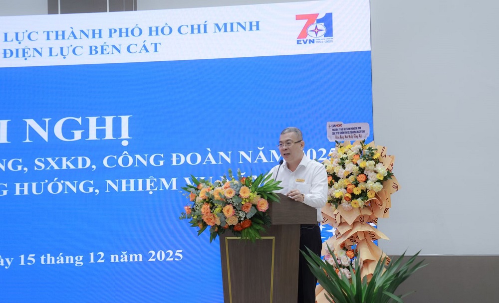 &Ocirc;ng Nguyễn Văn Thanh ghi nhận những kết quả trong năm đầu hoạt động của đơn vị - Ảnh: EVNHCMC