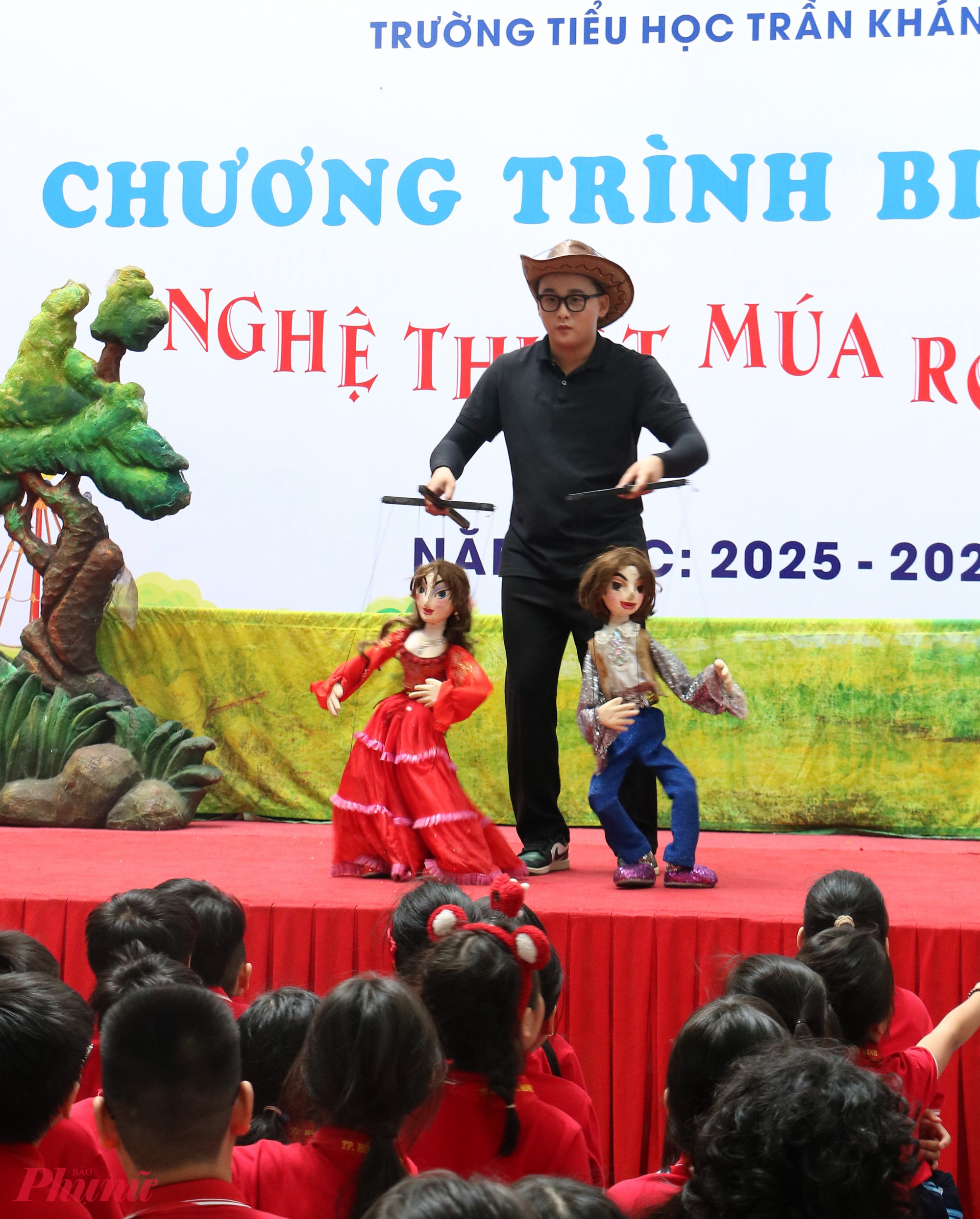 Để thu h&uacute;t giới trẻ, nhất l&agrave; học sinh, c&aacute;c nghệ sĩ m&uacute;a rối đ&atilde; thay đổi trang phục, &acirc;m nhạc hiện đại v&agrave;o c&aacute;c phần tr&igrave;nh diễn