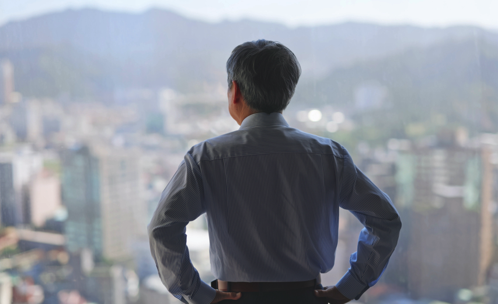 Kh&ocirc;ng phải người gi&agrave; n&agrave;o cũng h&ograve;a hợp được với đời sống đ&ocirc; thị - Ảnh minh họa