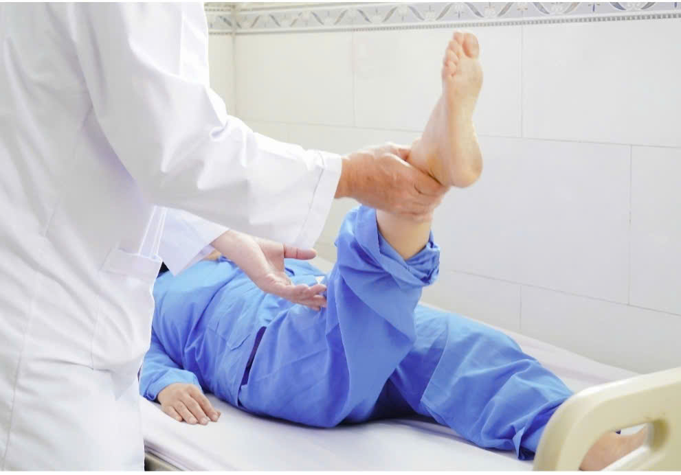 B&aacute;c sĩ Bệnh viện Nh&acirc;n d&acirc;n Gia Định thăm kh&aacute;m lại cho bệnh nh&acirc;n đ&atilde; thay khớp h&aacute;ng