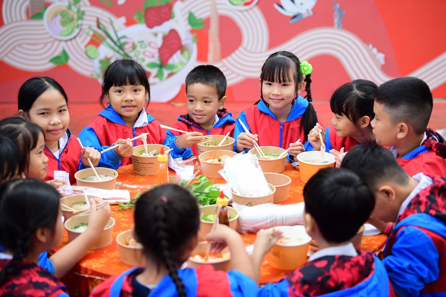 C&aacute;c em nhỏ vui mừng khi được thưởng thức những t&ocirc; phở n&oacute;ng hỏi, thơm ngon - Ảnh: ACV, Nguồn: B&aacute;o Tuổi Trẻ