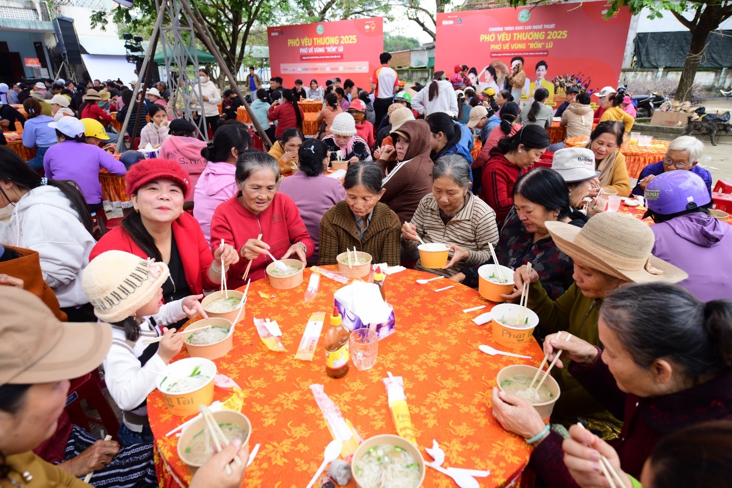 Người d&acirc;n x&atilde; H&ograve;a Thịnh thưởng thức những t&ocirc; phở y&ecirc;u thương thơm ngon - Ảnh: ACV, Nguồn: B&aacute;o Tuổi Trẻ