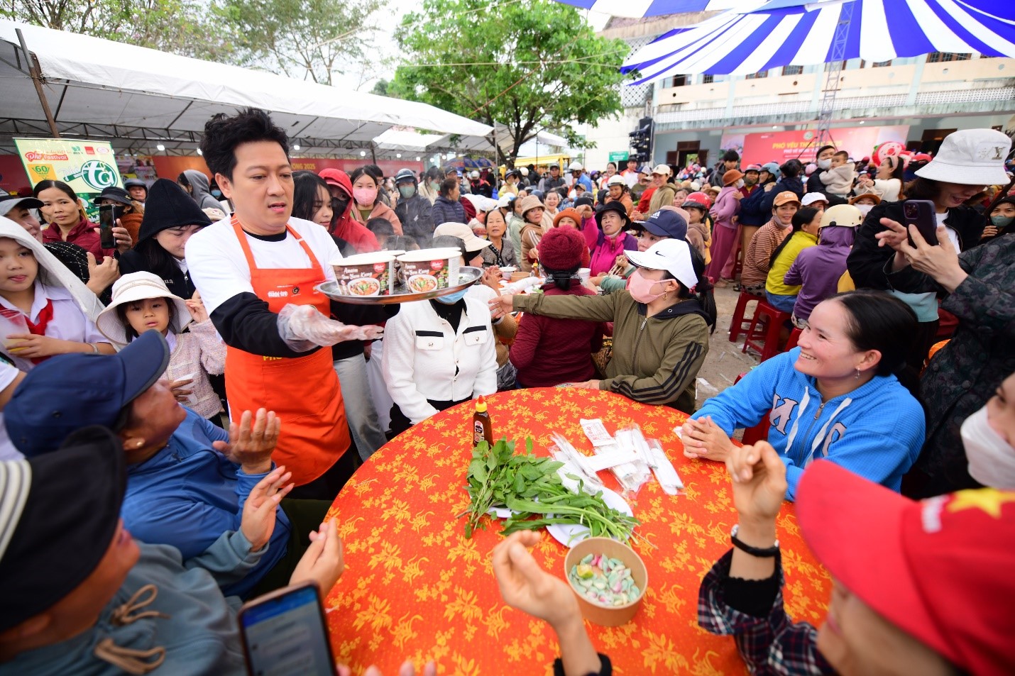 Nghệ sĩ Trường Giang c&oacute; mặt tại chương tr&igrave;nh v&agrave; hỗ trợ nấu phở cho người d&acirc;n - Ảnh: ACV, Nguồn: B&aacute;o Tuổi Trẻ