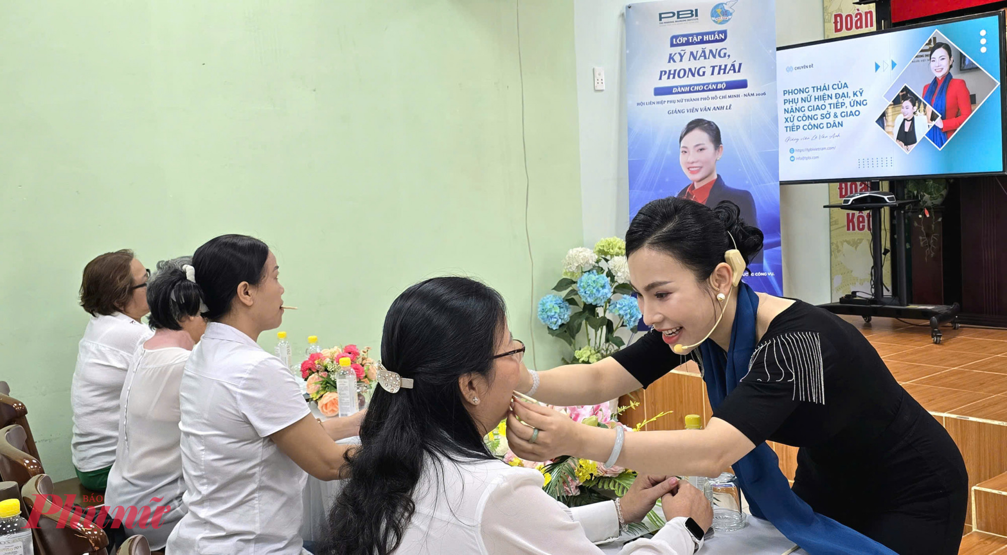 Phần thực h&agrave;nh luyện tập nụ cười 