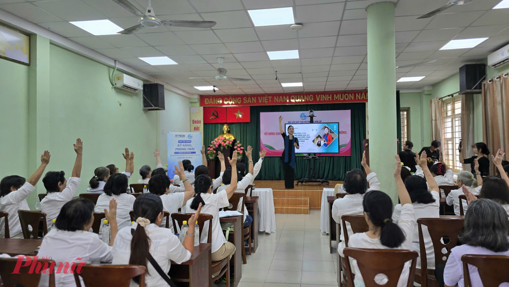 Buổi tập huấn diễn ra trong kh&ocirc;ng kh&iacute; cởi mở, tương t&aacute;c tốt từ giảng vi&ecirc;n v&agrave; c&aacute;c d&igrave;, chị tham gia tập huấn - Ảnh: Trang Nguyễn 