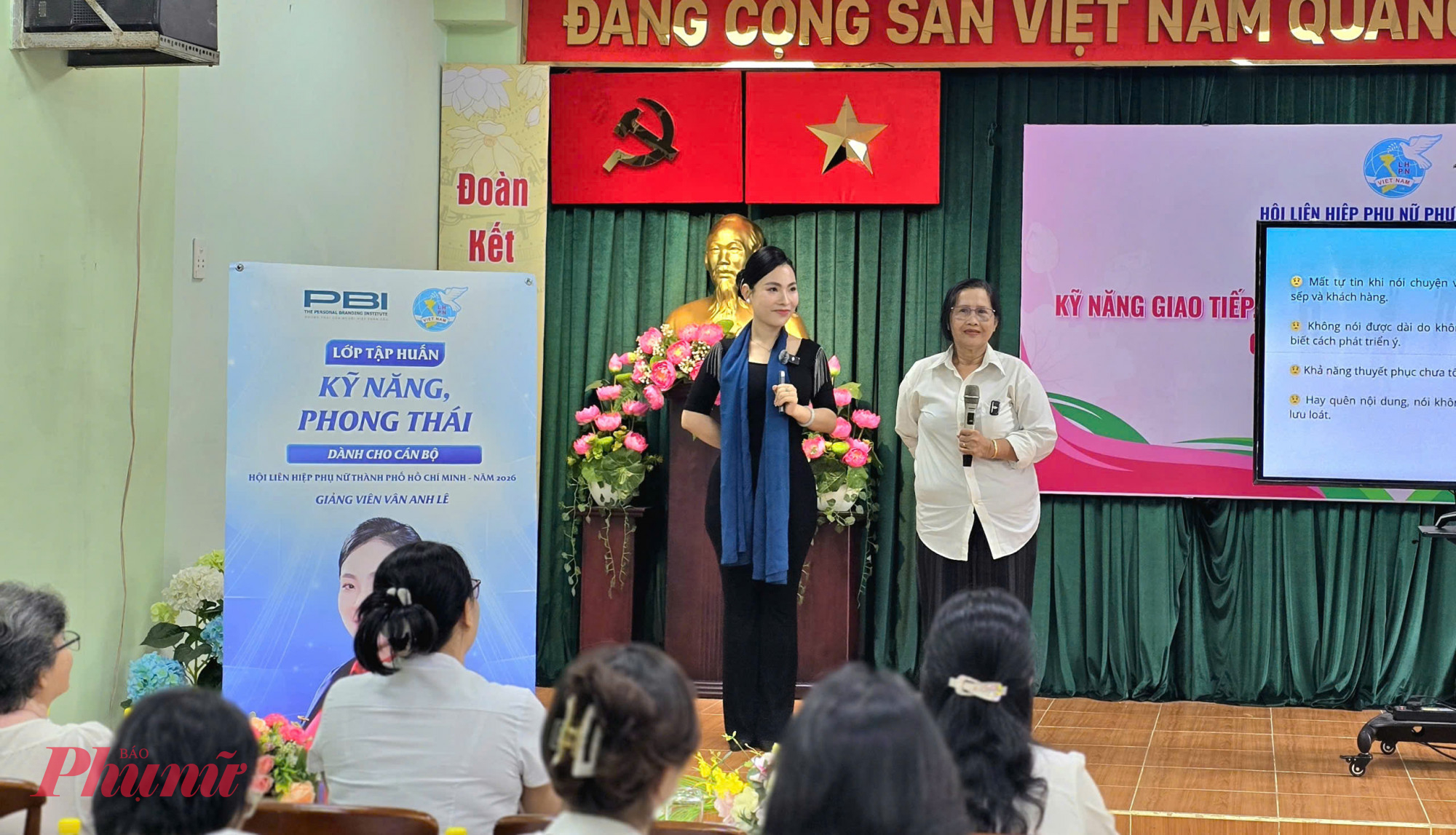 C&aacute;c chị được hướng dẫn thực h&agrave;nh kỷ năng n&oacute;i chuyện n&oacute;i chuyện trước c&ocirc;ng ch&uacute;ng - Ảnh: Trang Nguyễn  