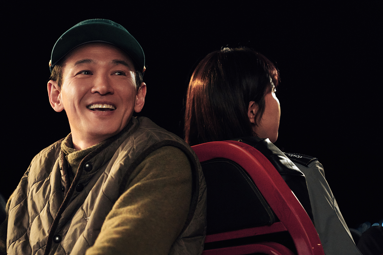 Mission: Cross 2 c&oacute;  mặt Hwang Jung-min (tr&aacute;i). Ảnh: Netflix