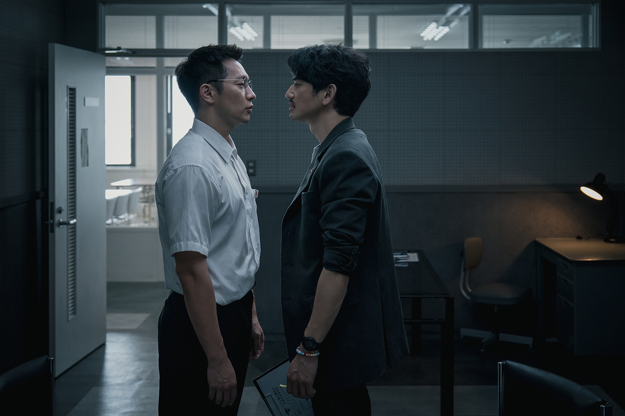 Son Suk-ku (b&ecirc;n tr&aacute;i) v&agrave; Eita Nagayama trong phim Road (t&ecirc;n tạm thời) (Netflix)