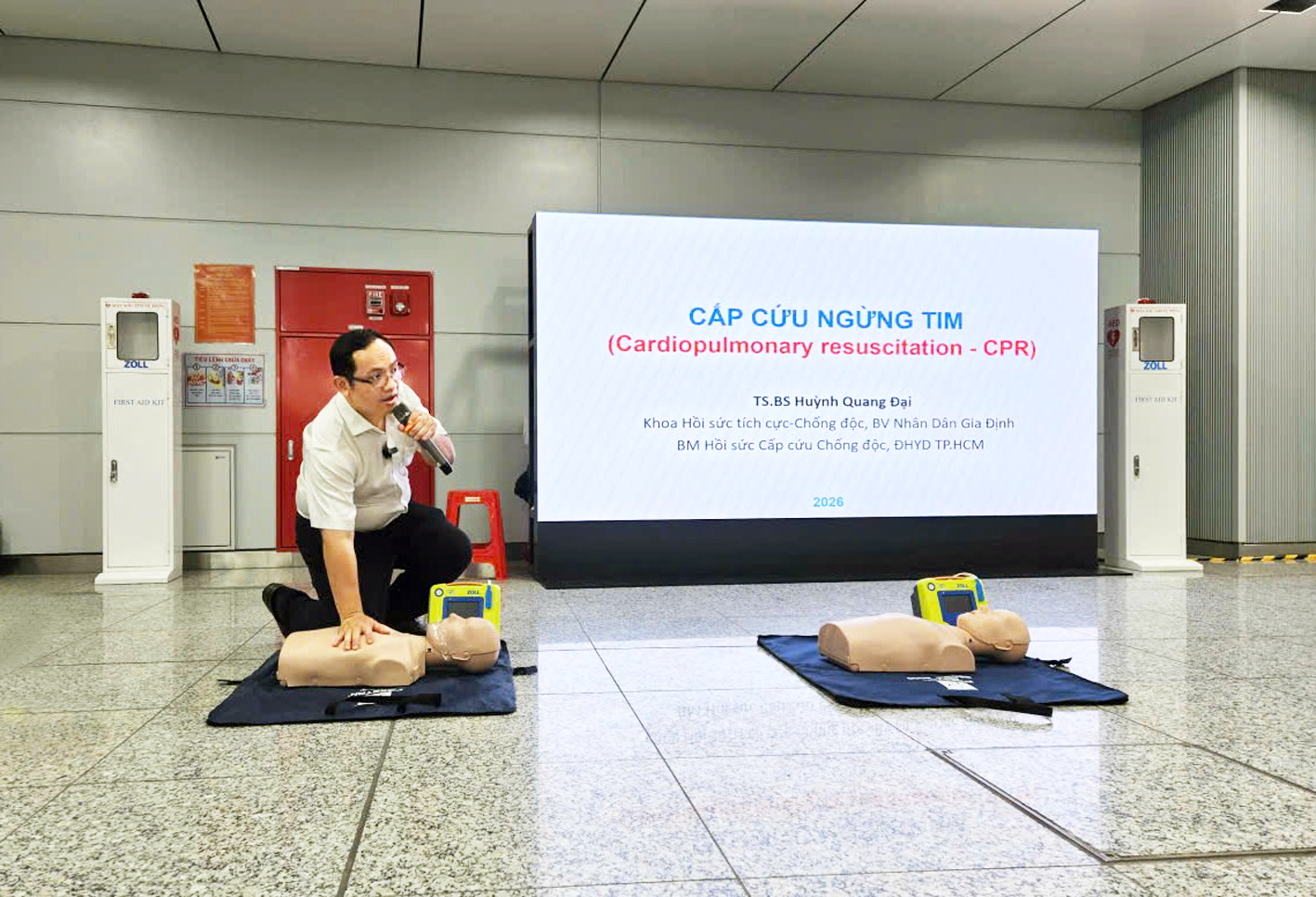 B&aacute;c sĩ Huỳnh Quang Đại đang tập huấn cấp cứu ngưng tim ngoại viện cho nh&acirc;n vi&ecirc;n tuyến metro số 1