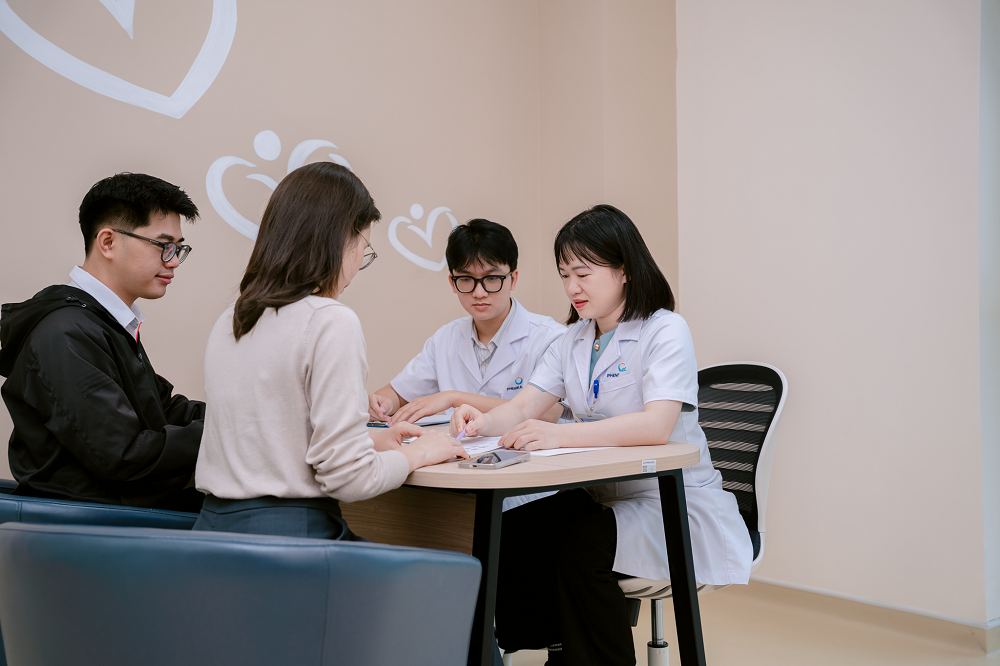 Trung t&acirc;m Di truyền thực hiện x&eacute;t nghiệm v&agrave; tư vấn di truyền cho c&aacute;c cặp đ&ocirc;i, b&eacute; sơ sinh, thai phụ... g&oacute;p phần s&agrave;ng lọc, chẩn đo&aacute;n, ph&ograve;ng ngừa c&aacute;c bệnh l&yacute; di truyền - Ảnh: PhenikaaMec