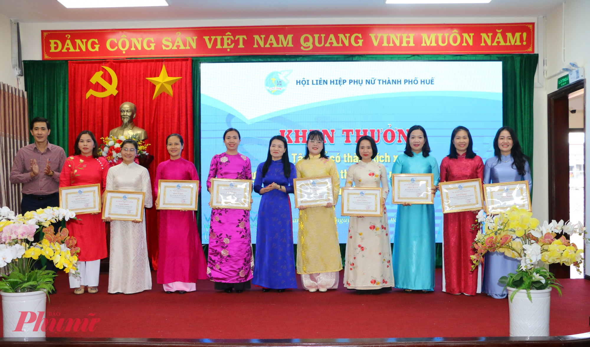Tặng bằng khen của Ban Thường vụ Hội LHPN TP Huế cho 18 tập thể cấp xã, phường