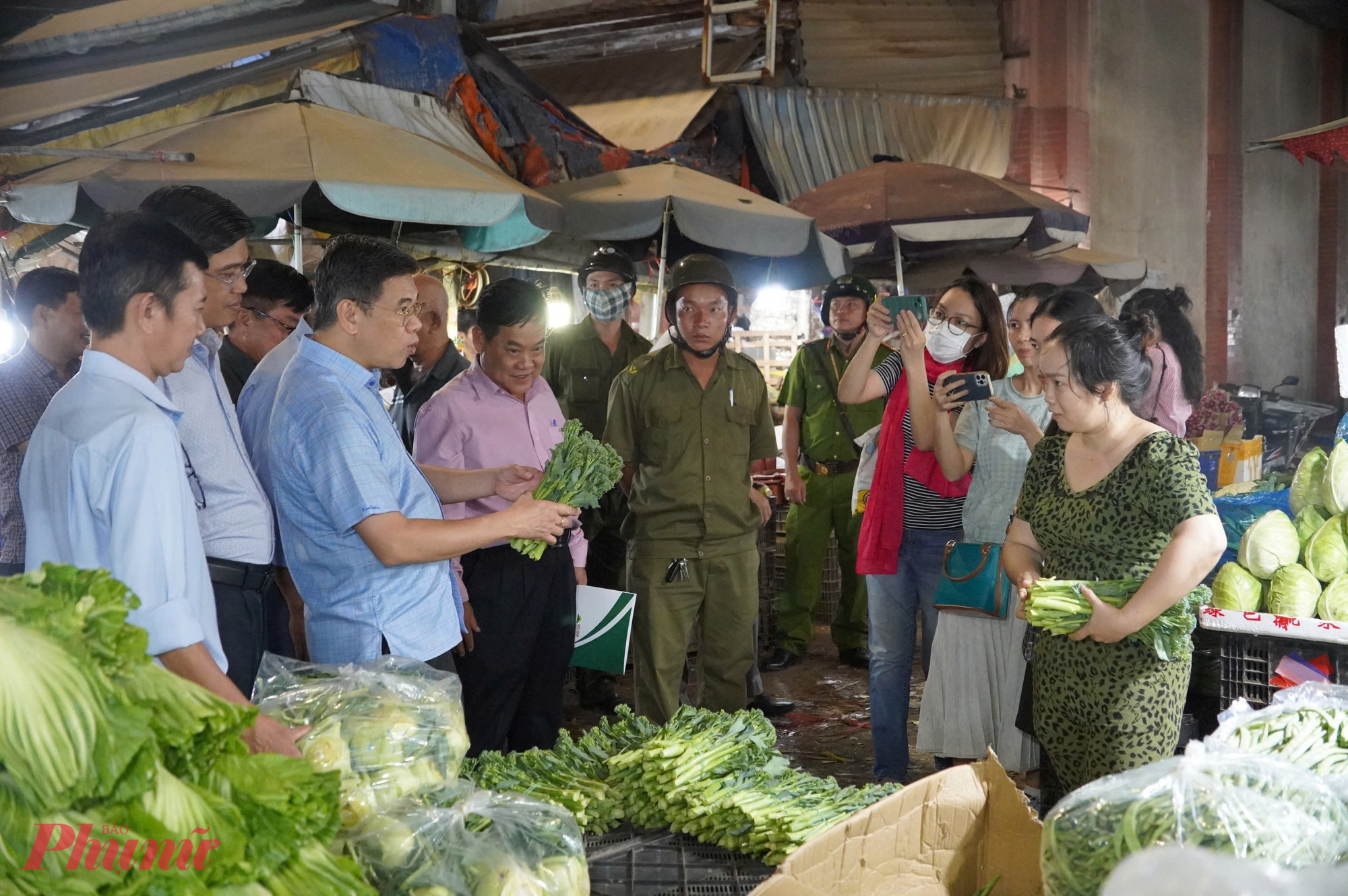Đo&agrave;n c&ocirc;ng t&aacute;c của UBND th&agrave;nh phố đ&atilde; đến kiểm tra tại chợ đầu mối n&ocirc;ng sản Thủ Đức 