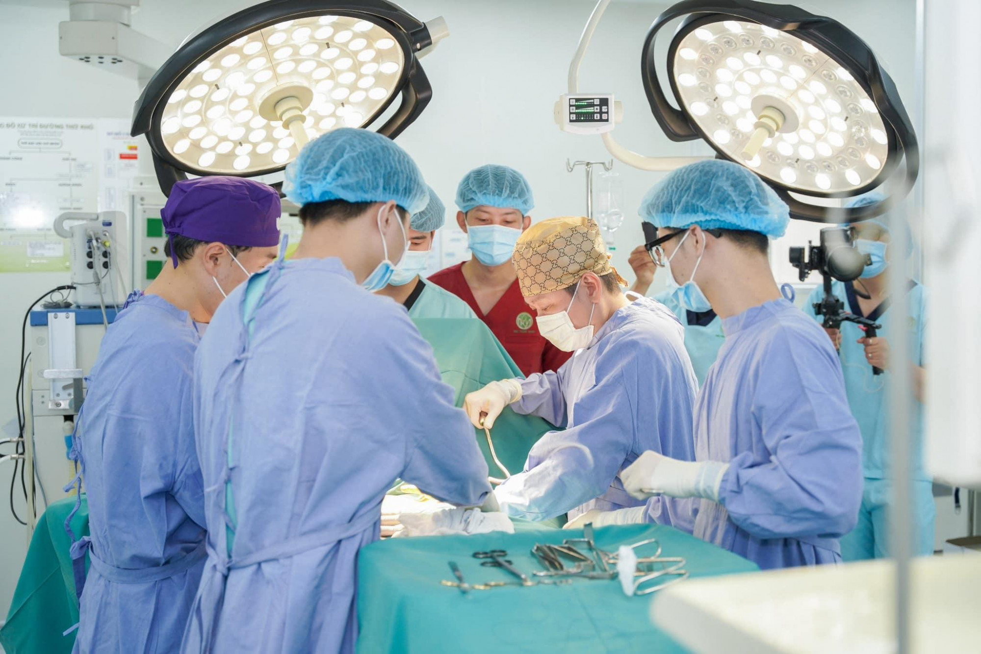 Chuy&ecirc;n m&ocirc;n thực tế từ ph&ograve;ng phẫu thuật đạt chuẩn y khoa l&agrave; nền tảng cho mọi nội dung được chia sẻ - Ảnh: nh&acirc;n vật cung cấp