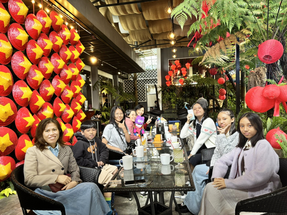 Chị L&ecirc; Hiền Thảo (thứ tư từ ngo&agrave;i v&agrave;o, h&agrave;ng b&ecirc;n tr&aacute;i) chọn c&aacute;ch kết nối trực tiếp, đi du lịch c&ugrave;ng bạn b&egrave; để giữ niềm lạc quan trong cuộc sống - Ảnh do nh&acirc;n vật cung cấp
