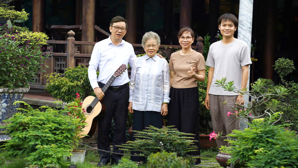Gia đ&igrave;nh hạnh ph&uacute;c của tiến sĩ Nguyễn Thanh T&ugrave;ng - ẢNH: NGUYỄN QUANG