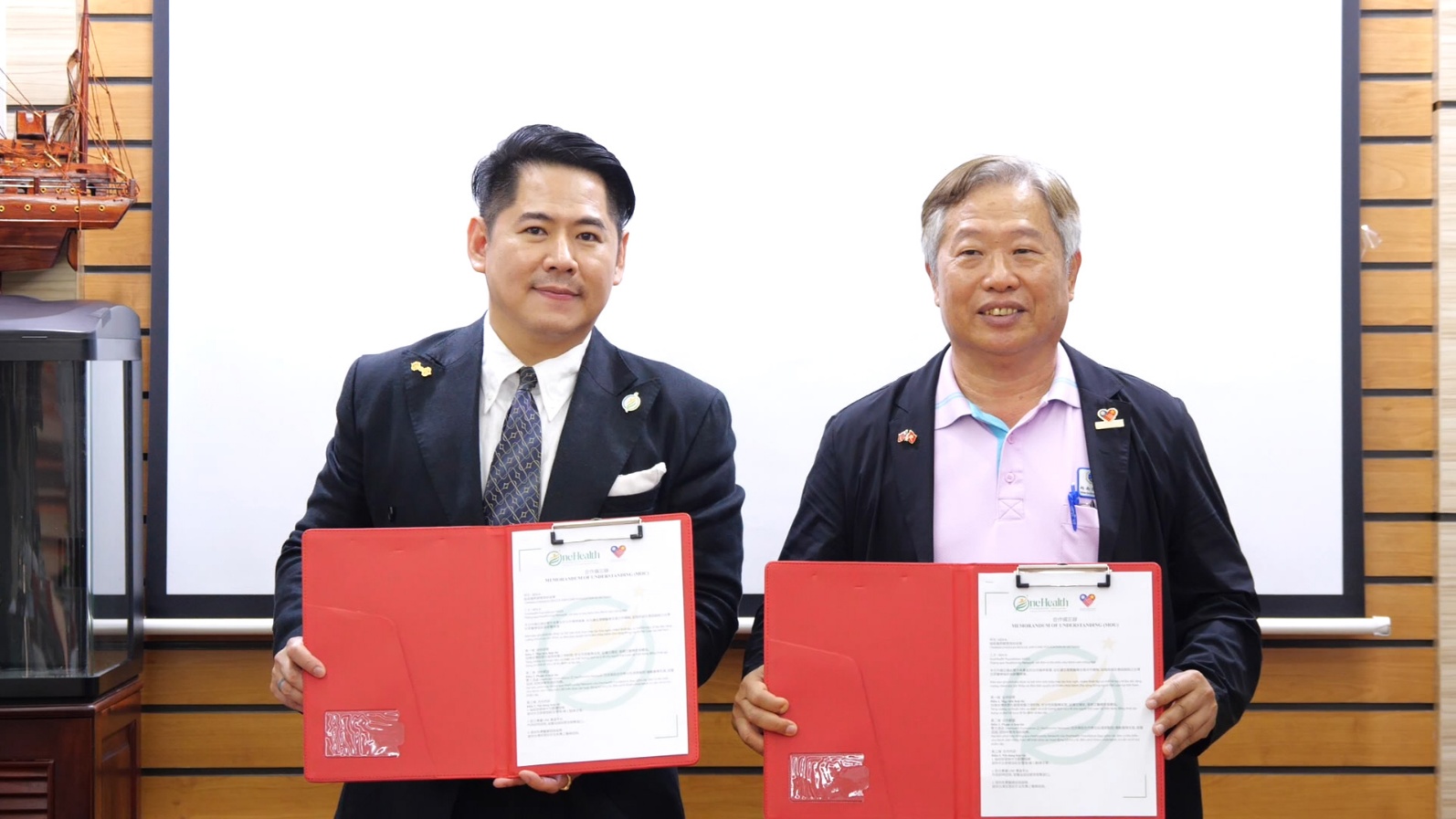 L&atilde;nh đạo hai đơn vị thực hiện nghi thức k&yacute; kết Bi&ecirc;n bản ghi nhớ - Ảnh: OneHealth Foundation