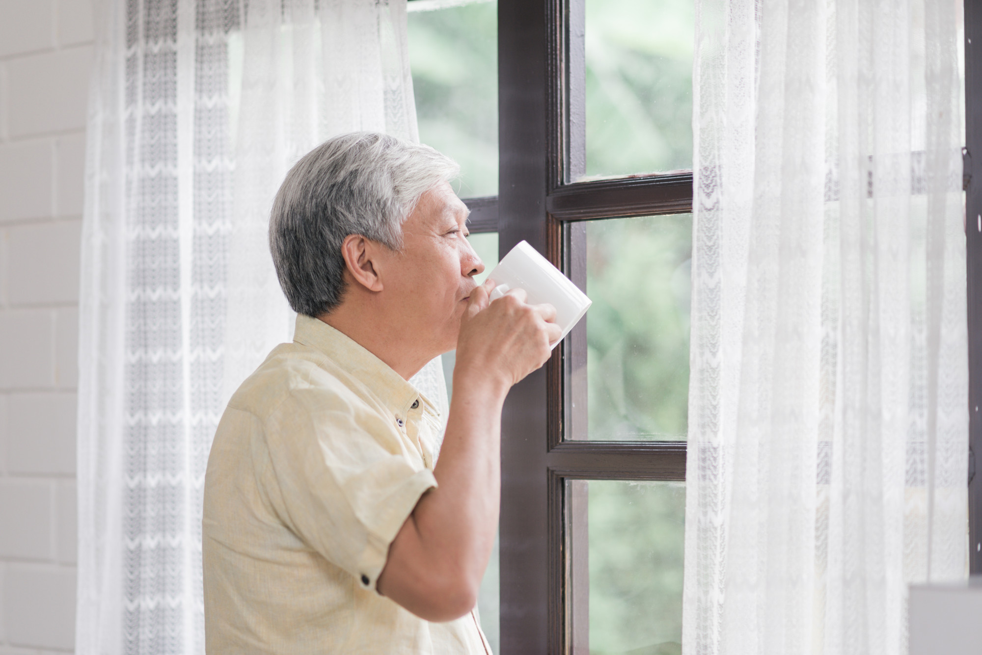 Bố t&ocirc;i bắt cả nh&agrave; đợi cơm v&igrave; em trai t&ocirc;i chưa về, &ocirc;ng cứ ra ng&oacute;ng v&agrave;o tr&ocirc;ng (ảnh minh hoạ: Freepik)