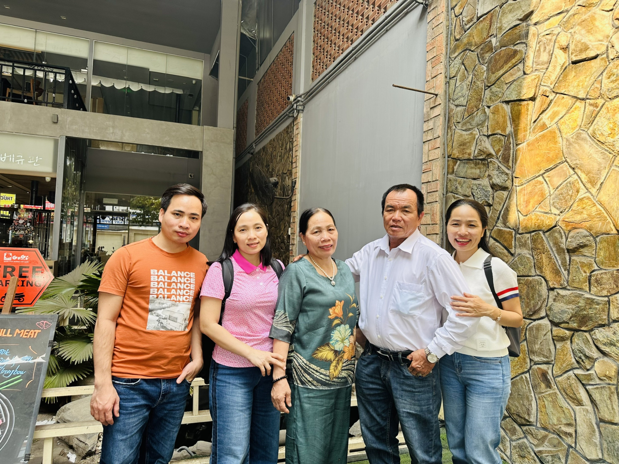 Khoảnh khắc ba m&aacute; t&ocirc;i thong dong c&ugrave;ng c&aacute;c con
