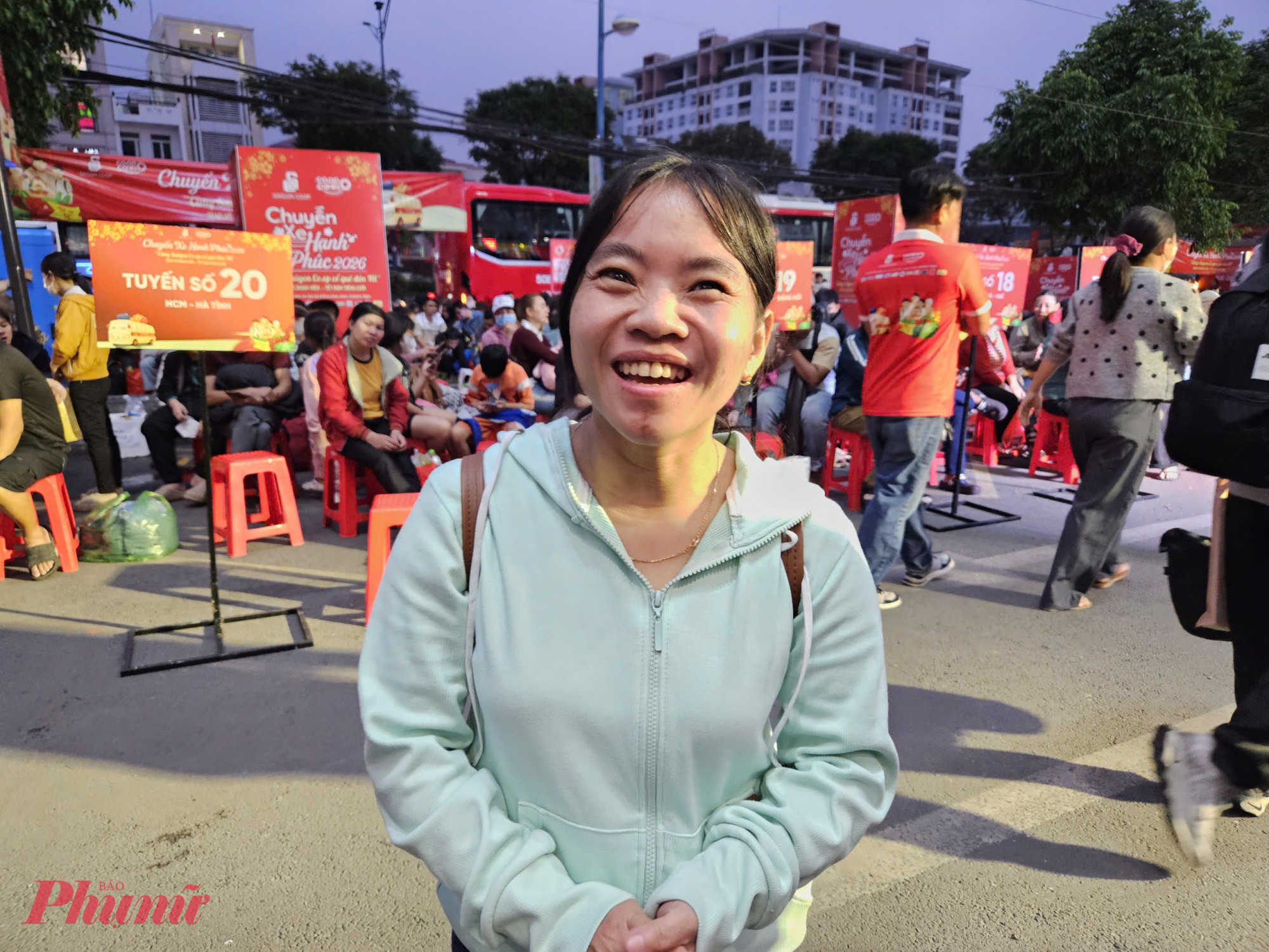 Chị V&otilde; Thị Hương chia sẻ niềm vui khi nhận v&eacute; 