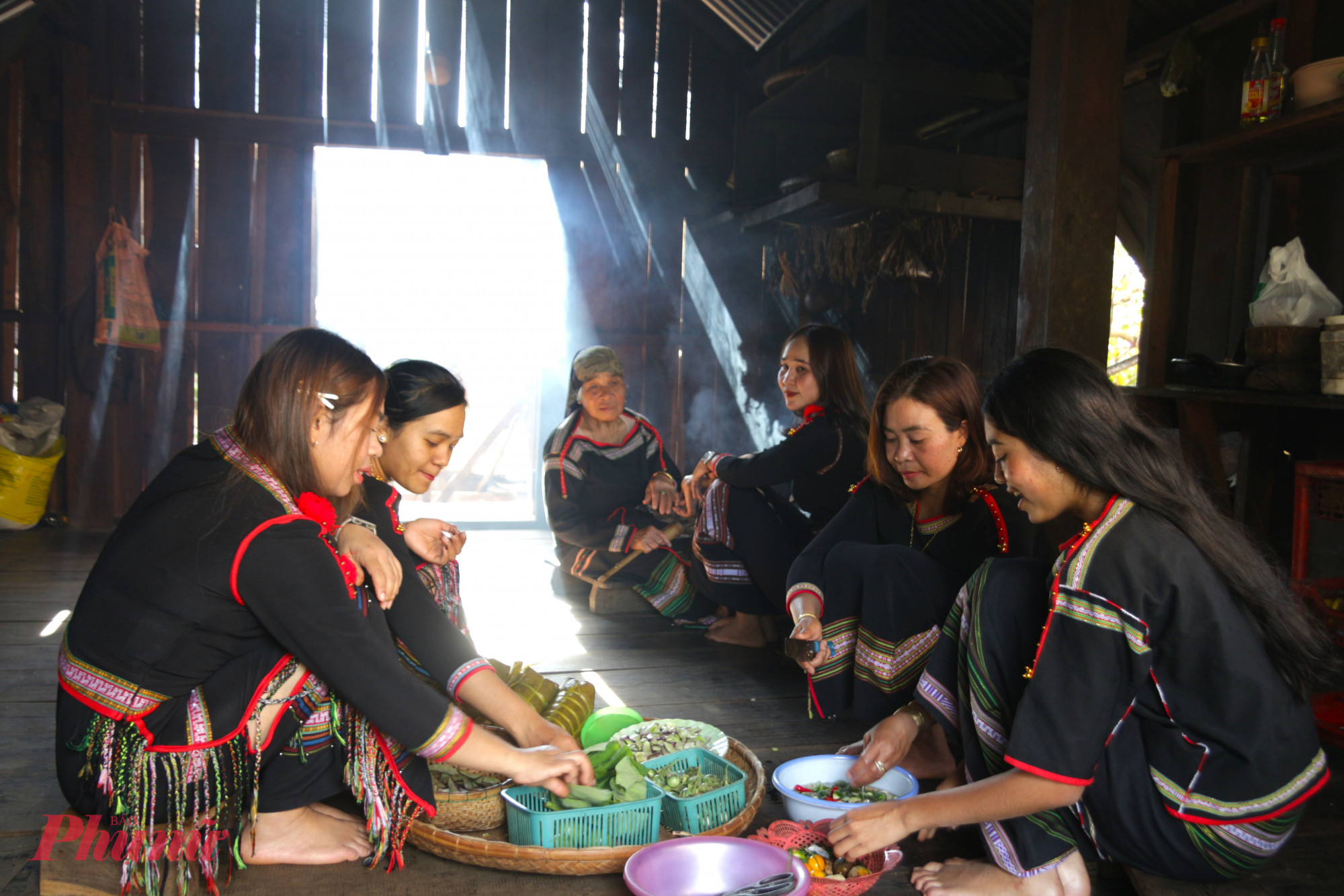 Mọi người cùng nhau chuẩn bị nguyên liệu để nấu các món ăn trong dịp Tết Nguyên đán