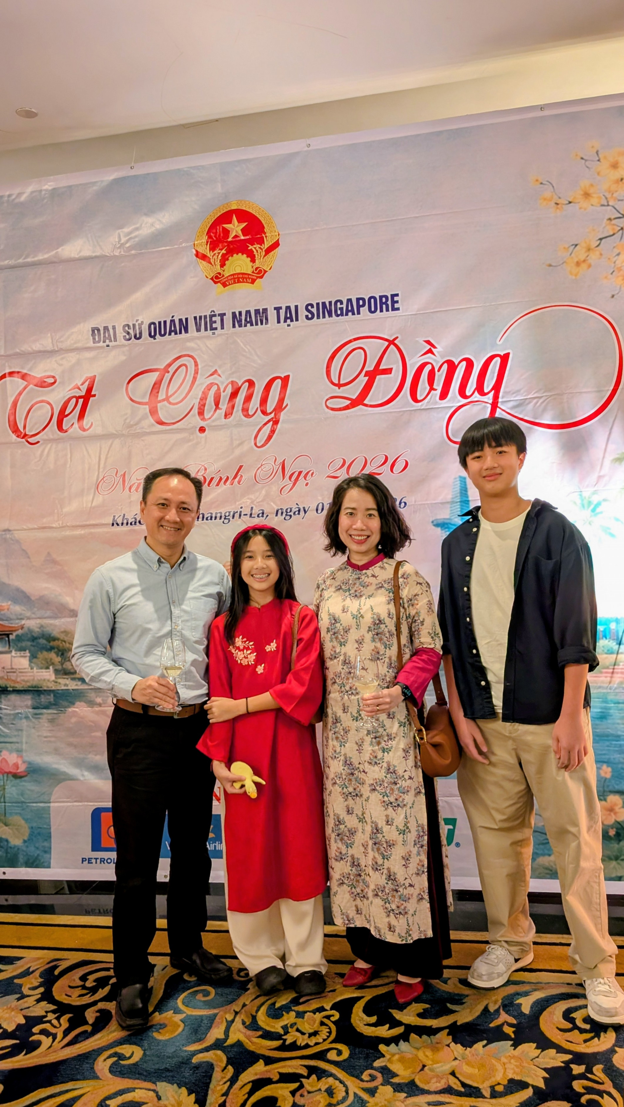 H&agrave; Minh v&agrave; bố mẹ, anh trai. Ảnh: L&ecirc; Nam