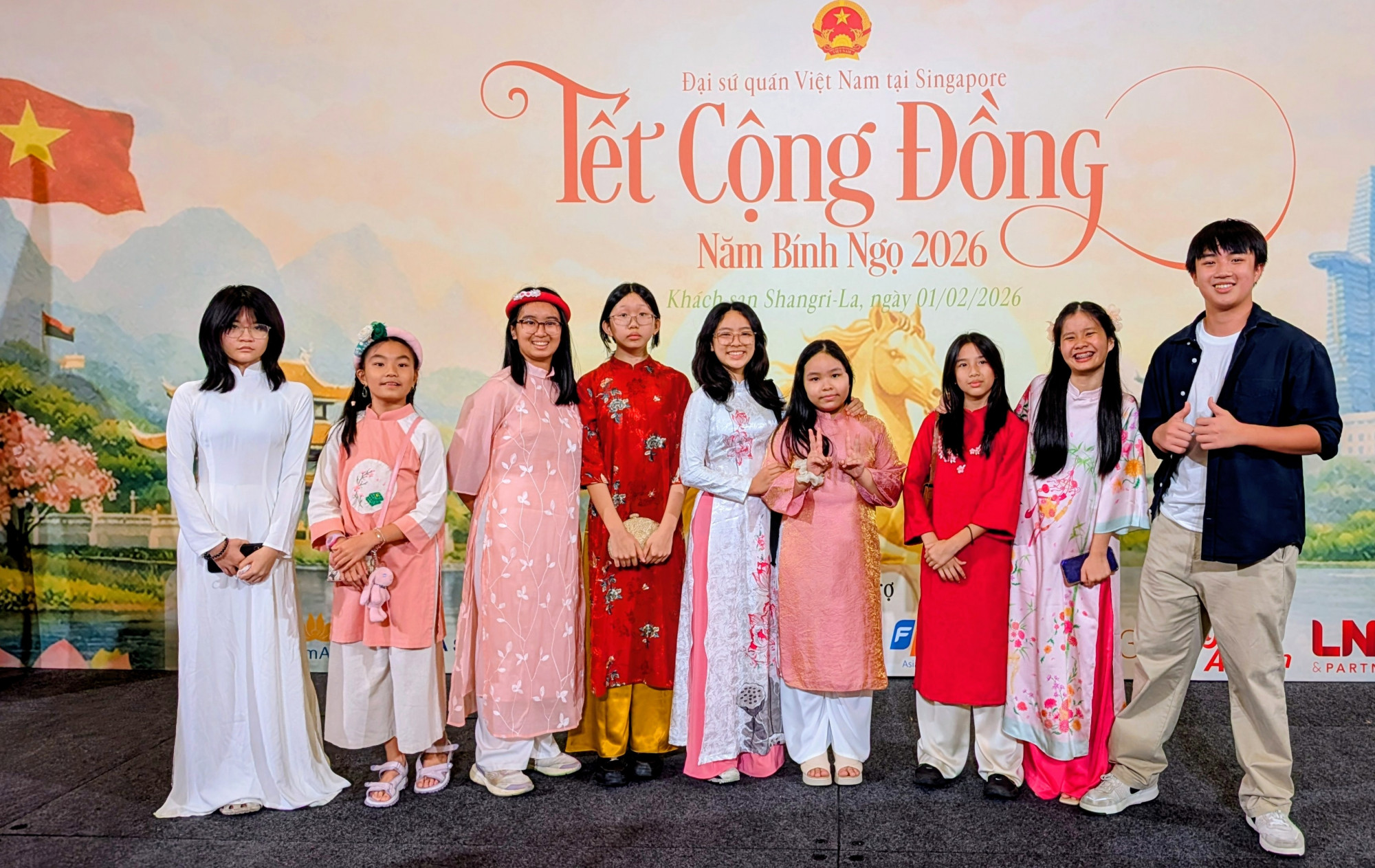 H&agrave; Minh (thứ ba từ phải qua) v&agrave; c&aacute;c bạn Việt Nam tại sự kiện Tết cộng đồng. Ảnh: Gia đ&igrave;nh cung cấp
