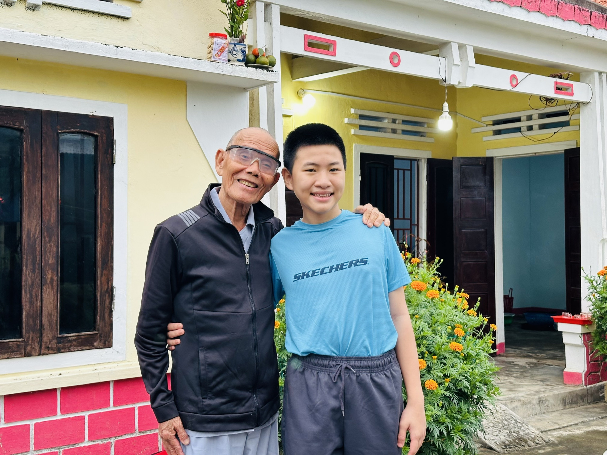 Tết n&agrave;y, con t&ocirc;i chọn về với &ocirc;ng.