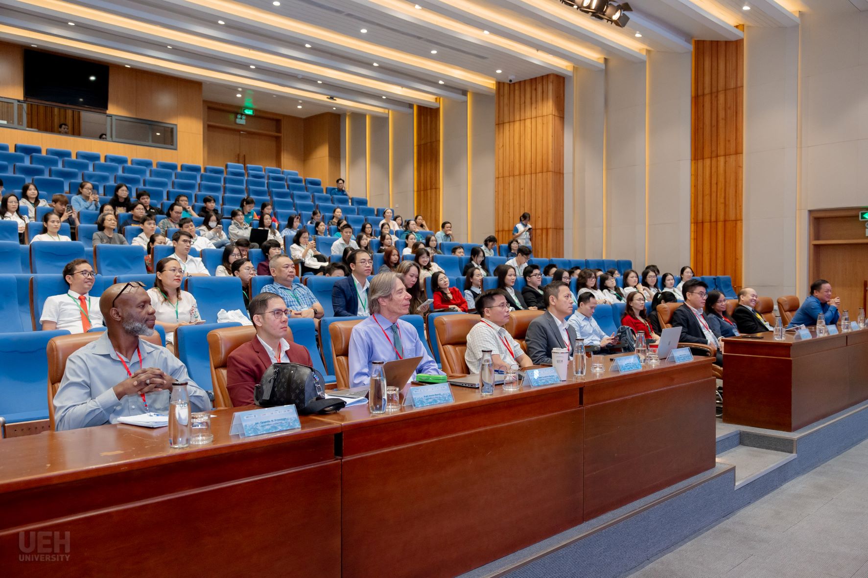 C&aacute;c đại biểu v&agrave; diễn giả tham dự Hội thảo Quốc gia 2025 tại Đại học Kinh tế TPHCM. Ảnh: UEH