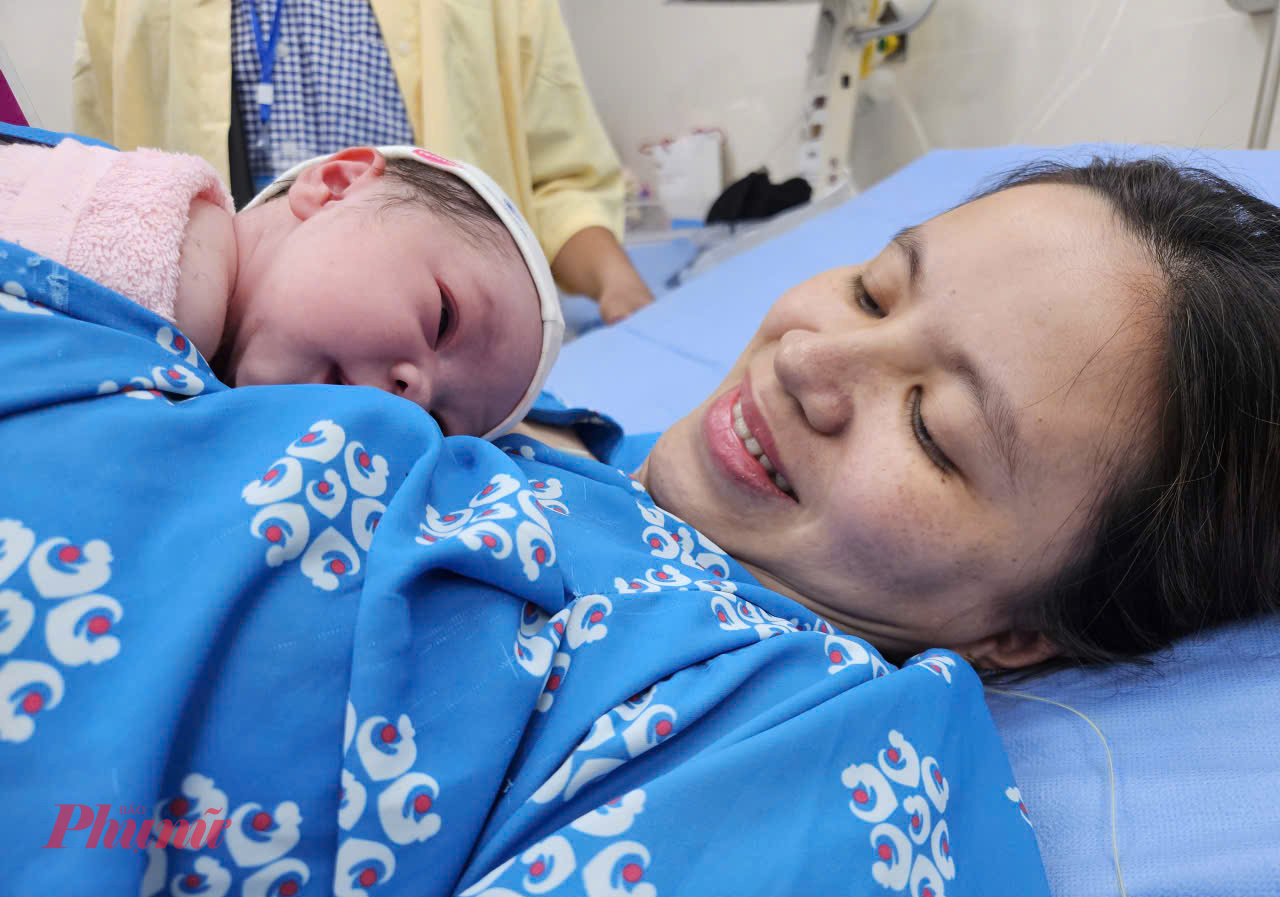 Đ&uacute;ng 0g ng&agrave;y 17/2 (M&ugrave;ng 1 Tết) tại ph&ograve;ng sanh thương gia của bệnh viện, chị Trần Thị Kim Yến ((31 tuổi, qu&ecirc; ở Qu&atilde;ng Ng&atilde;i)  cất tiếng kh&oacute;c ch&agrave;o đời