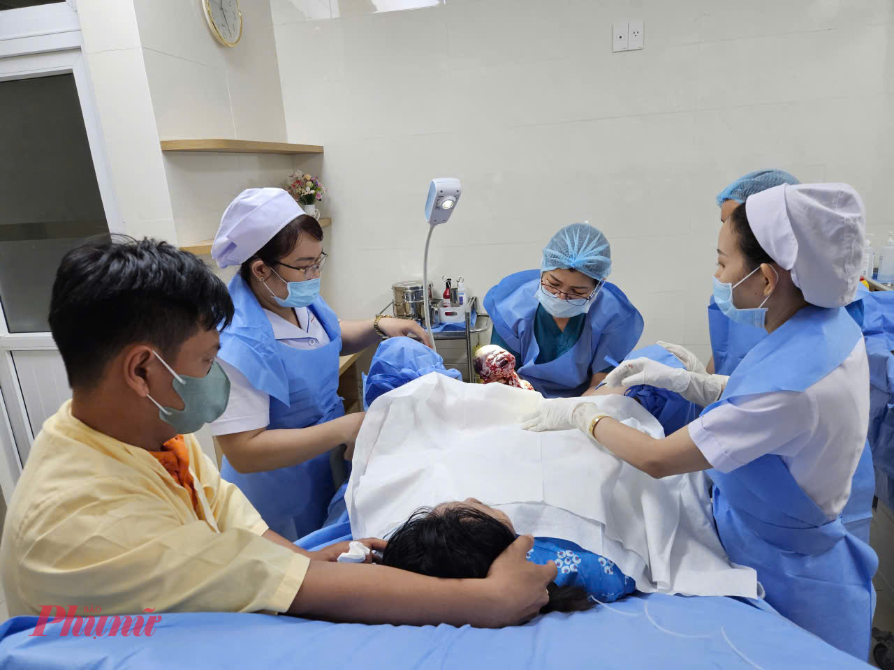 B&eacute; g&aacute;i ch&agrave;o đời trong thời khắc thi&ecirc;ng li&ecirc;ng 