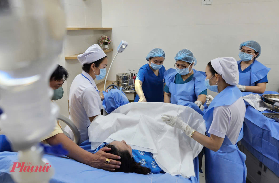 Tại ph&ograve;ng sanh khu B, chị Đăng Kim Chi (29 tuổi, ở TPHCM) 