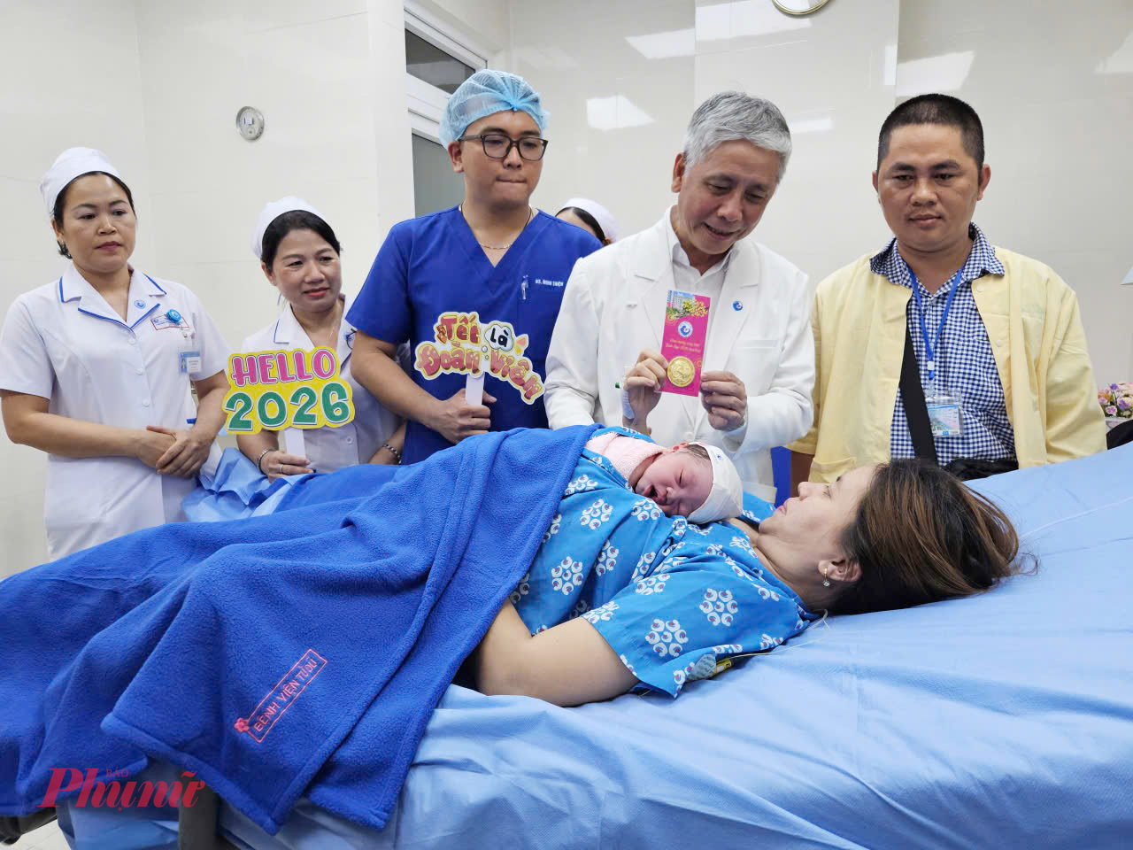 Theo b&aacute;c sĩ chuy&ecirc;n khoa 2 Trần Ngọc Hải - Gi&aacute;m đốc Bệnh viện Từ Dũ, trong khoảnh khắc bước sang năm mới, ngo&agrave;i 3 sản phụ tr&ecirc;n, c&ograve;n c&oacute; 